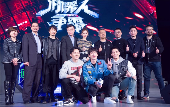 Angelababy亮相发布会 性感金属裙炫酷开战
