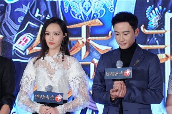 吴建豪出席《锦绣未央》开播发布会 唐嫣蕾丝透视衫配高腰裤时尚可爱