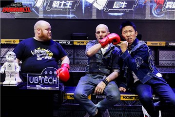 明星战队经理人杨迪与队友