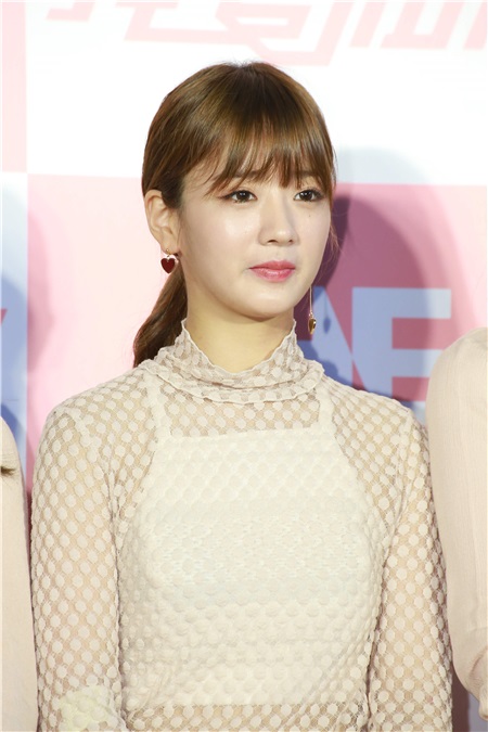 韩国女团APINK出席独家MTV进棚记者会