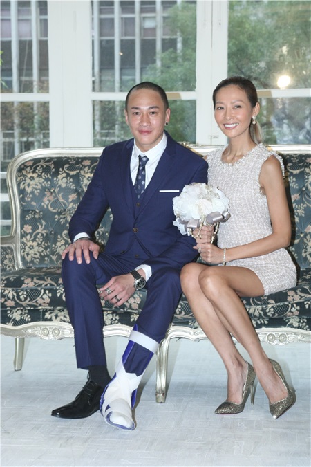 何润东与老婆和爸妈一起拍摄结婚周年纪念照