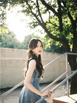 内地唱跳top女歌手孟佳清爽造型，带你感受浪漫夏天