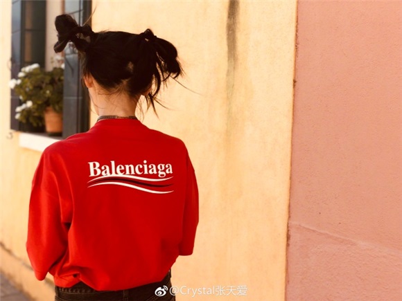 张天爱晒初春写真俏皮十足 粉丝:保持更博速度