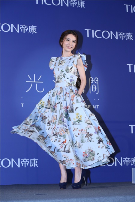 田馥甄亮丽出席隐形眼镜品牌代言活动