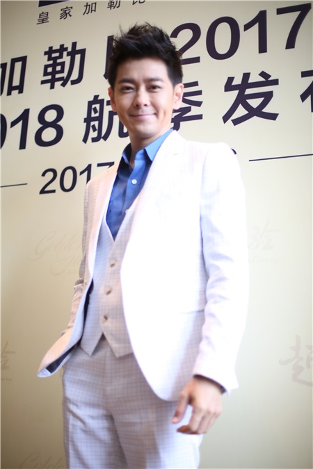 林志颖着西装帅气亮相:想与夫人过二人世界