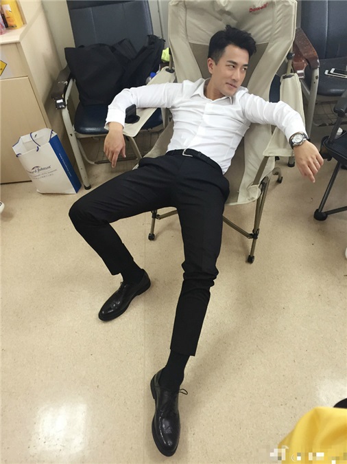 王鸥携剧组集体「北京瘫」 萌妈傲娇秀长腿