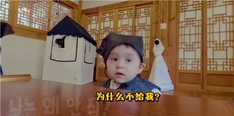 萌翻了！本特利和私塾老师闹脾气  只因反应吃不到糖果