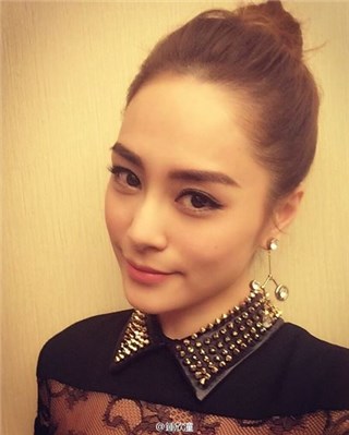 阿娇深夜晒美照 笨重驴蹄鞋抢镜遭吐槽