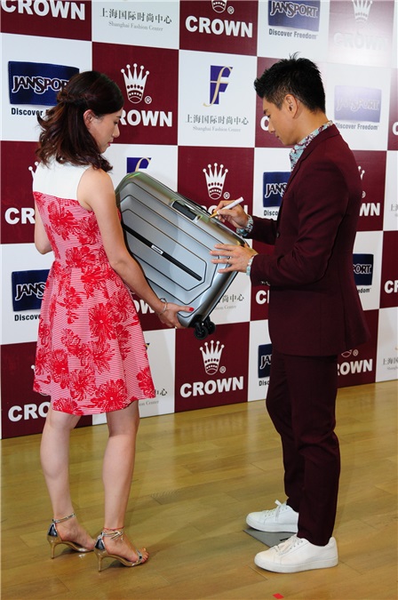 吴奇隆出席CROWN行李箱代言活动 与粉丝合影甘当「人肉背景板」
