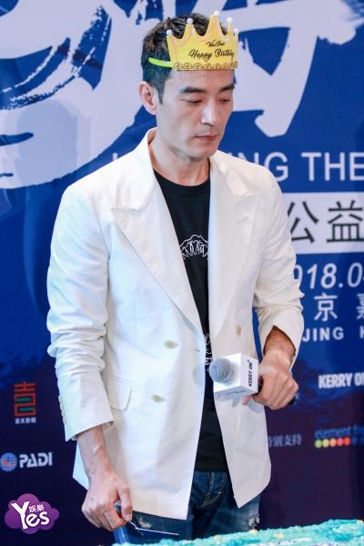 〈Yes 北京现场〉李光洁出席公益摄影展开幕式 与小朋友大跳「鲨鱼舞」