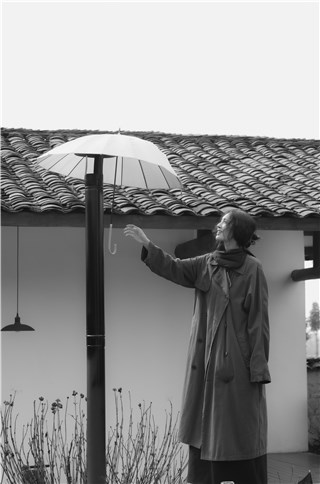 王紫璇晒黑白氛围感大片 故事感满满被赞有趣的灵魂