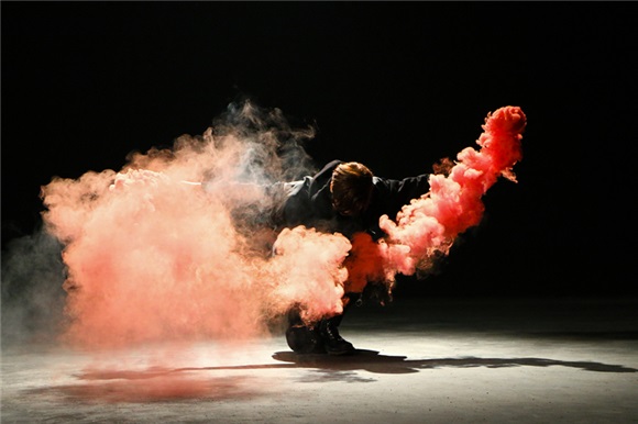 毕书尽《Red n’Hot》MV打破次元壁 超震撼首播「热血沸腾」