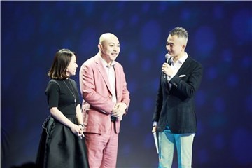程野身穿粉色西装变暖男