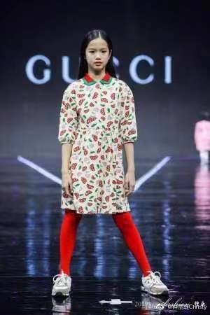时尚味十足！钟丽缇女儿走秀  完全遗传妈妈的好基因