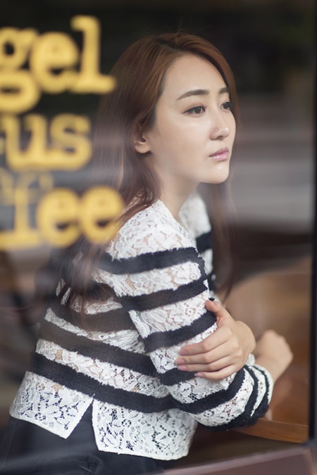 高姝瑶靓丽街拍 傲骄狮子变安静美女子