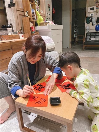 Ella居家隔离享天伦   一招让劲宝变乖宝
