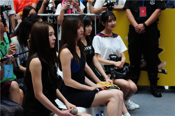 《贴身校花》粉丝见面会 SNH48萌妹子携朱元冰、赵顺然大玩自拍