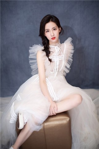 陈都灵纱裙绽放红毯 透过角色再现90后青春成长