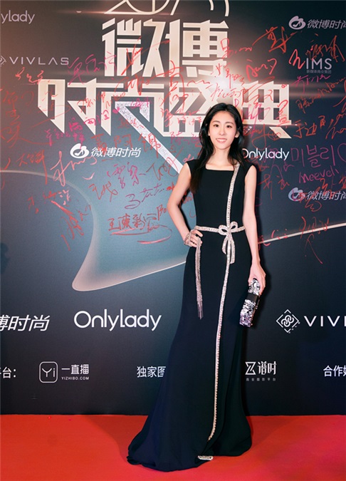 张碧晨黑色长裙闪耀微博时尚盛典 斩获「年度最具时尚影响力歌手」