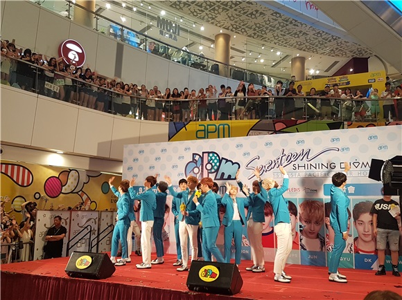 韩国新晋人气男团Seventeen首次来港举办粉丝见面会
