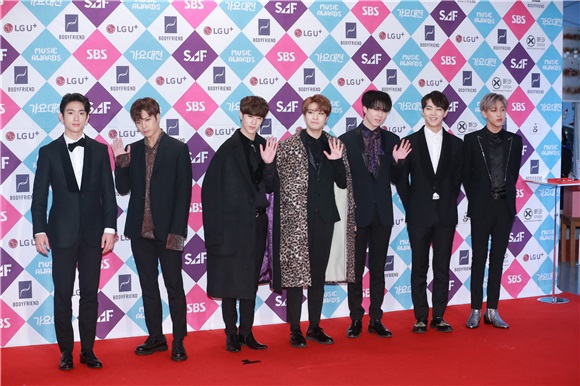 男团EXO、Seventeen、CNBLUE等亮相2016SBS歌谣大战红毯仪式