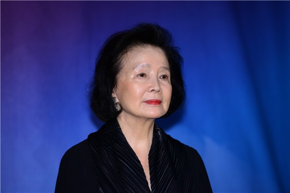 尹静姬举办
出道五十周年特别展览开幕式 秀爱裸色裙优雅甜美微笑暖人心