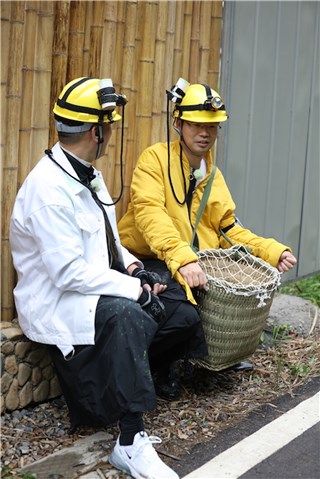 孙红雷、王迅坐路边交流心得