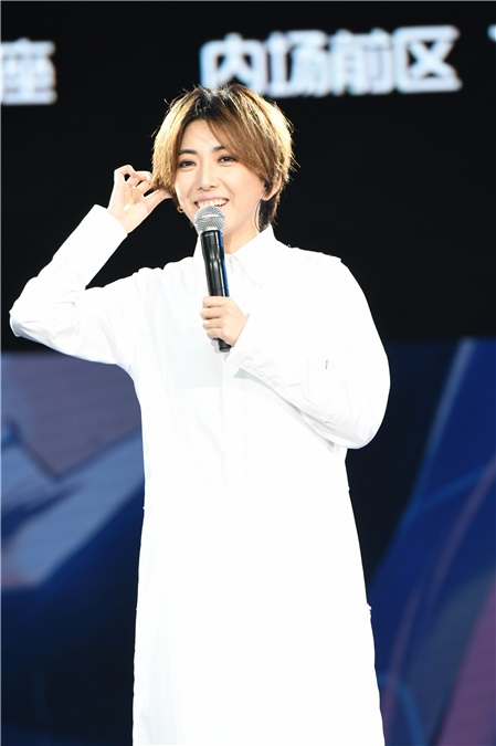 李宇春穿宽松卫衣帅气登台献歌 薛之谦金句不断