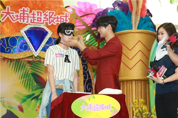韩国男团VIXX队长N出席《森巴运动嘉年华》揭幕礼xN签唱会