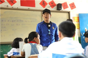 黄渤在教室里
