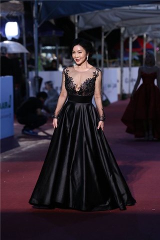 陈美凤秀年轻高叉泳装照 纤细手臂加美腿迷死人