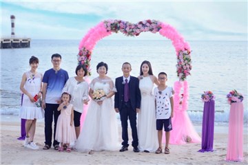 悦悦与柳岩一家人合影