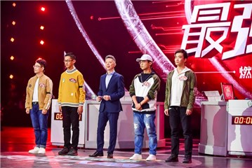 赛前,两队队员整装待发