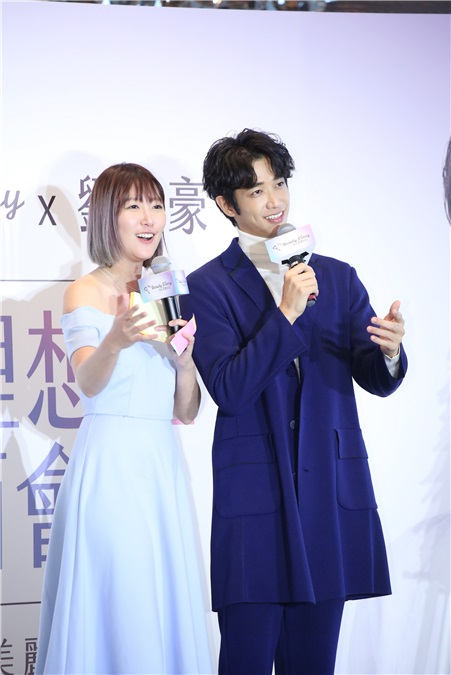 刘以豪出席面膜品牌见面会与粉丝提前跨年欢聚