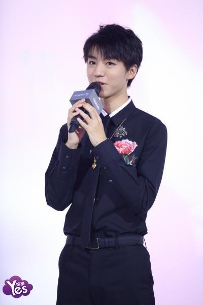 〈Yes 北京现场〉王俊凯全黑亮相变身玫瑰王子 暖笑卖萌尽显少年可爱本性
