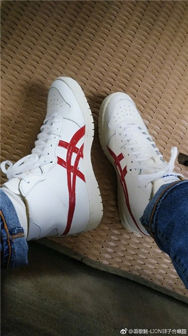 萧敬腾一早晒爱迪达新鞋 NMD R2 PK最新款配色(文化anna)