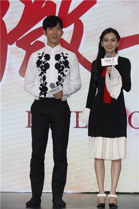 Angelababy与井柏然借位拥吻比爱心 呲牙咧嘴小表情不断一脸暧昧