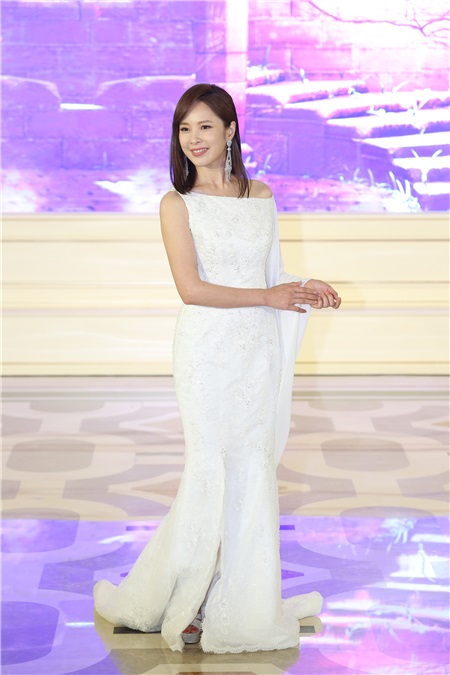 天心出席体雕衣高级定制发表会