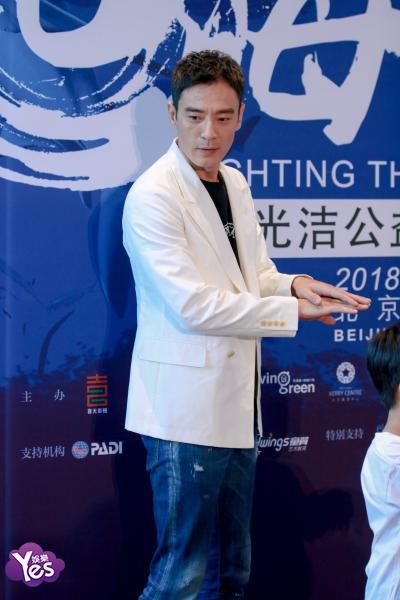 〈Yes 北京现场〉李光洁出席公益摄影展开幕式 与小朋友大跳「鲨鱼舞」
