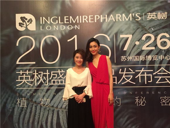 范玮琪性感红裙温婉可人 颜值被赞九五后