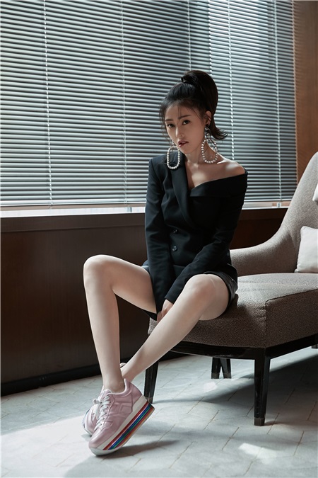 张天爱黑色礼服露香肩 大长腿吸睛满分