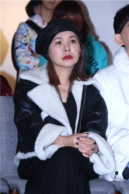 黄子佼、张小燕等出席黎画廊圣诞公益义卖联展宣传记者会
