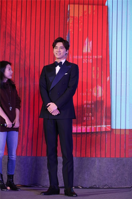 李易峰获新锐榜「年度艺人」 称会做好演员本职