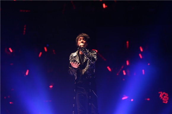 华晨宇「火星」演唱会完美收官 方大同助阵嗨唱深圳湾