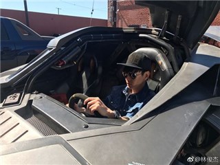 (林俊杰与蝙蝠车合照羡煞许多人 图/翻摄自林俊杰微博)