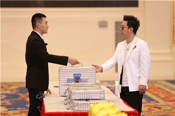 黄渤与“智囊团”成员交接财产