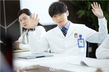 《谢谢你医生》首集杨幂戴口罩只露双眼！「坚定→痛哭」眼神被赞爆
