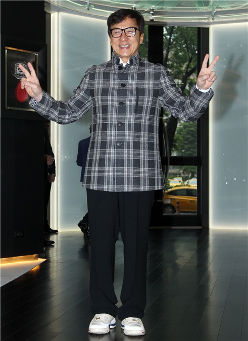成龙出席精品旗舰店站台