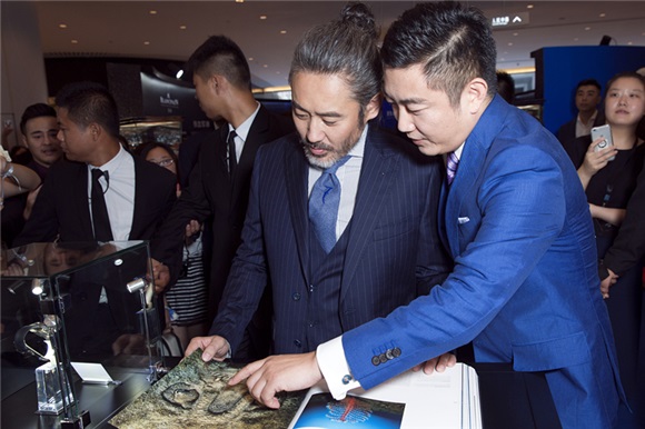 吴秀波标配丸子头超帅气 出席海洋公益坦言爱潜水