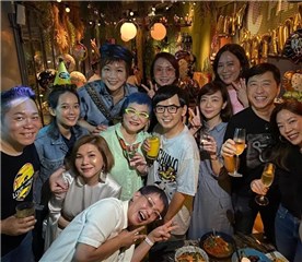 台湾歌后张清芳离婚后首公开露脸 大方现身张小燕生日趴